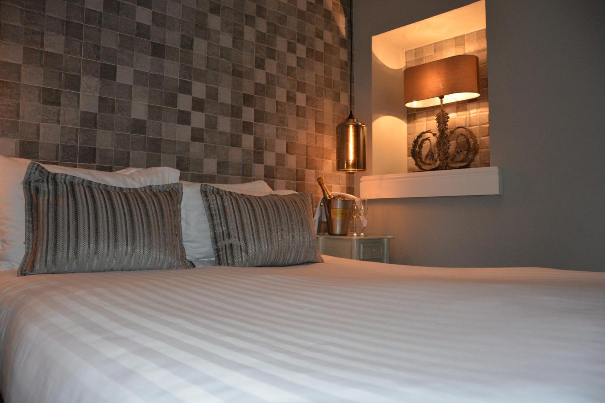 Lakes Hotel & Spa Bowness-on-Windermere Δωμάτιο φωτογραφία A bedroom at the hotel