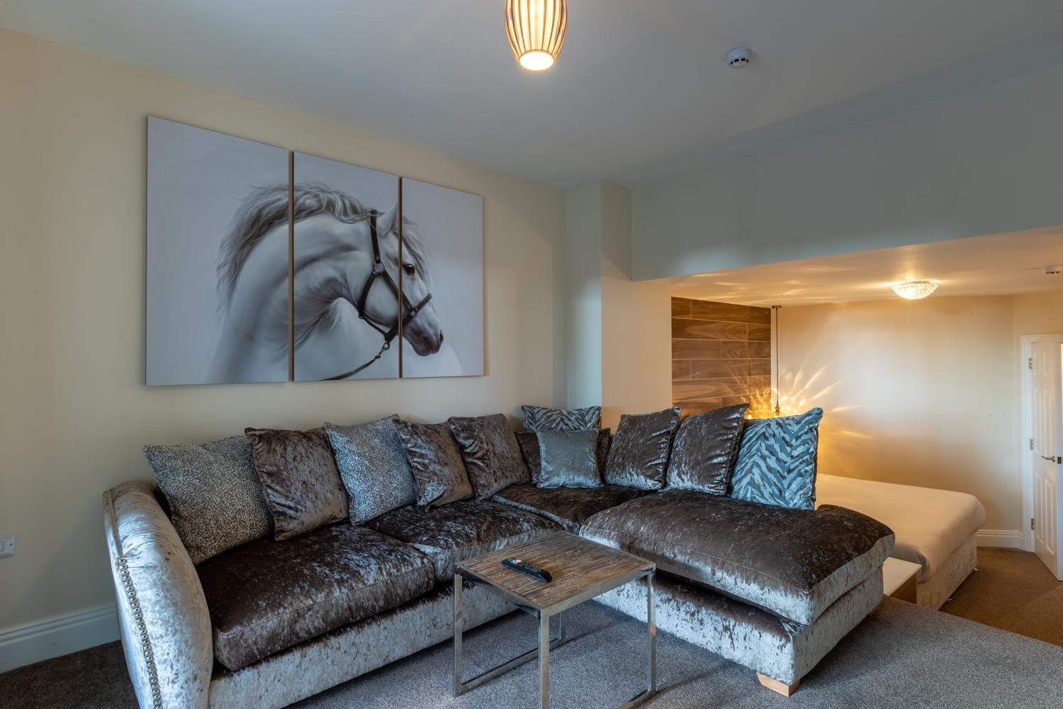 Lakes Hotel & Spa Bowness-on-Windermere Δωμάτιο φωτογραφία A crushed velvet sofa