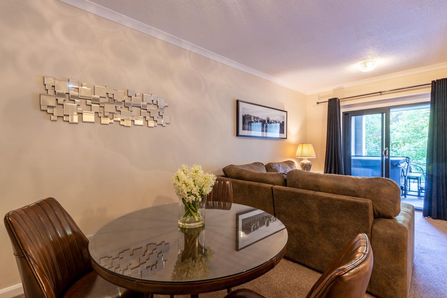 Lakes Hotel & Spa Bowness-on-Windermere Δωμάτιο φωτογραφία A living room in a typical apartment at the complex